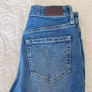 HOLLISTER HIGH-RISE MOM JEAN